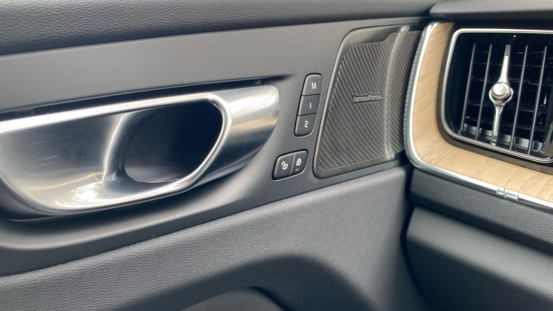 Volvo XC60 2.0 B5P Plus Dark 5dr AWD Geartronic Petrol Estate